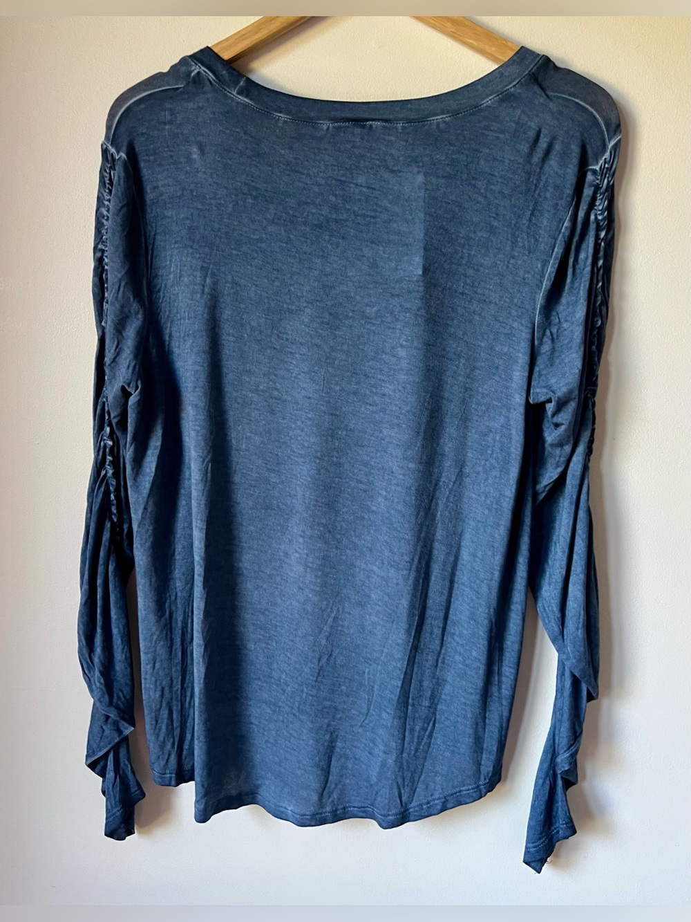 NWT Cable & Gauge Denim Blue Ruched Long Sleeve Shirt Size L - Picture 3 of 10